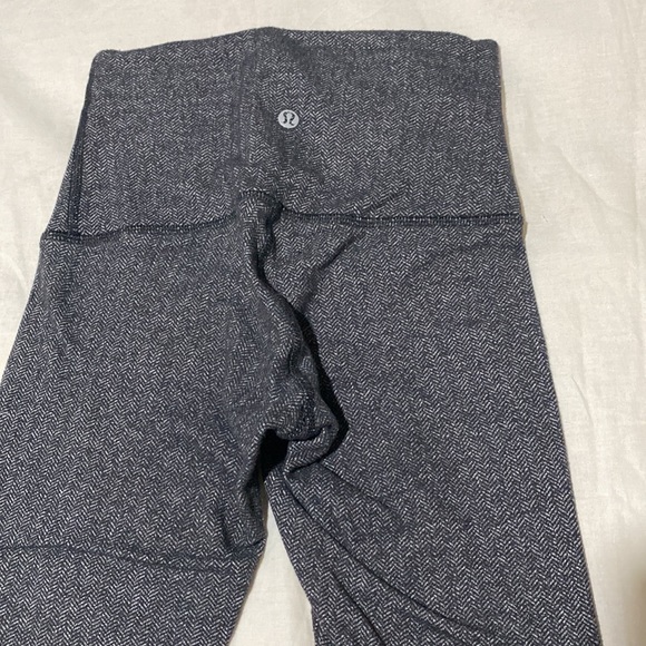 Lululemon high rise align Leggings - Picture 4 of 6